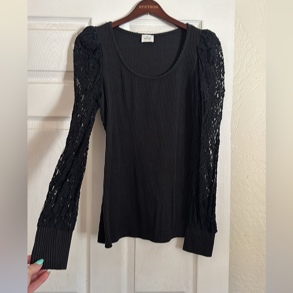 Long lace sleeves with ribbed cotton center.